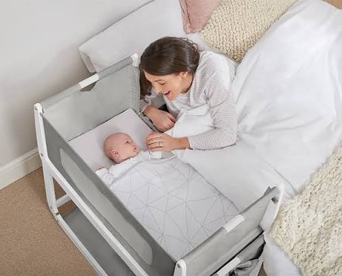 Discover safe sleep habits and understand How Many Hours Should a Newborn Sleep with our expert-backed setup featuring a close-to-bed bassinet.