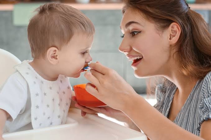 mom feeding her baby illustrating how often should a newborn eat